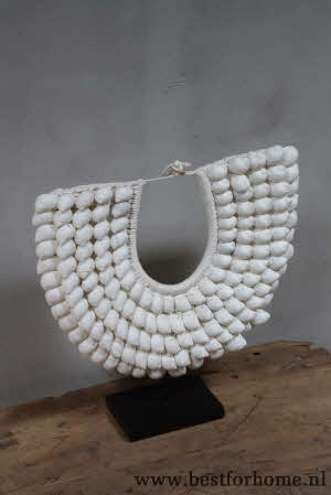 Grote Boho Style Schelpenketting Wit op Statief Oosters Bali Object NO 627 3