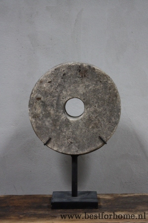 robuuste middelgrote molensteen op statief sober stoer uniek object no 918 2