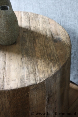 robuuste ronde oud houten bijzettafel op wielen sober stoer landelijek no 61 4