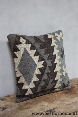 stoer landelijk kelim kussen sobere grijstinten no 130 2